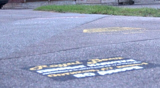 Дорожники Петербурга используют для очистки тротуаров от рекламы экологически безопасные средства