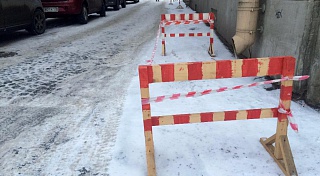 «Эта сторона улицы опасна во время зимы»