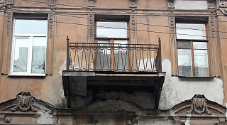 ГЖИ СПб: УО в силу закона и договора управления обязана производить текущий ремонт балконных плит