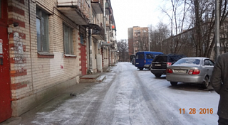 Качество уборки дворов проверили в пригородных районах Петербурга