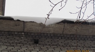 Жилищный комитет: За день очищено от снежных шапок около 500 петербургских кровель