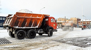 За сутки петербургские дорожники вывезли еще 53 тысячи кубометров снега